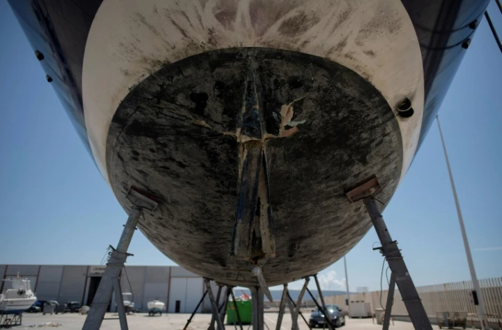 Le gouvernail d'un bateau endommagé par des orques alors qu'il naviguait dans le détroit de Gibraltar réparé aux chantiers navals Pecci à Barbate, dans le sud de l'Espagne le 31 mai 2023
