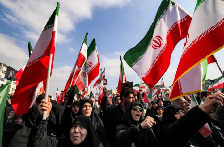 Des manifestants à Téhéran affichant leur soutien au nouveau guide suprême iranien le 9 mars 2026