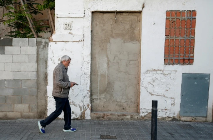 A Barcelone, on mure à l'aide de brique des fenêtres pour dissuader les mafias qui "séquestrent" des appartements, le 28 avril 2017