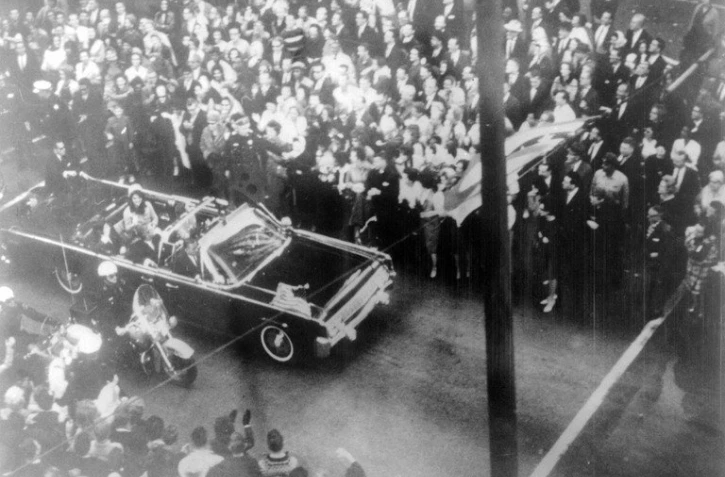 Le convoi du Président J. F. Kennedy traversant Dallas, juste avant l'attentat