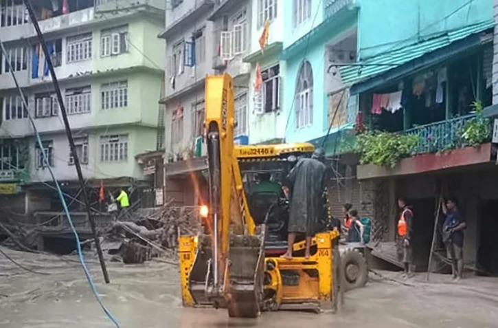Photo diffusée par le ministère indien de la Défense le 4 octobre 2023 d'une rue inondée et boueuse à Muguthang, après une crue subite provoquée le débordement d'un lac glaciaire dans l'Himalaya, dans le nord-est de l'Inde