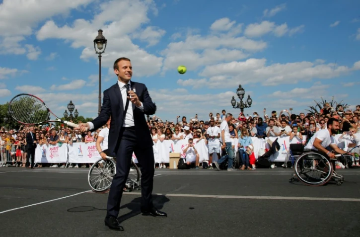 Le président Emmanuel Macron échange quelques coups de raquettes en soutien à Paris-2024, le 24 juin 2017