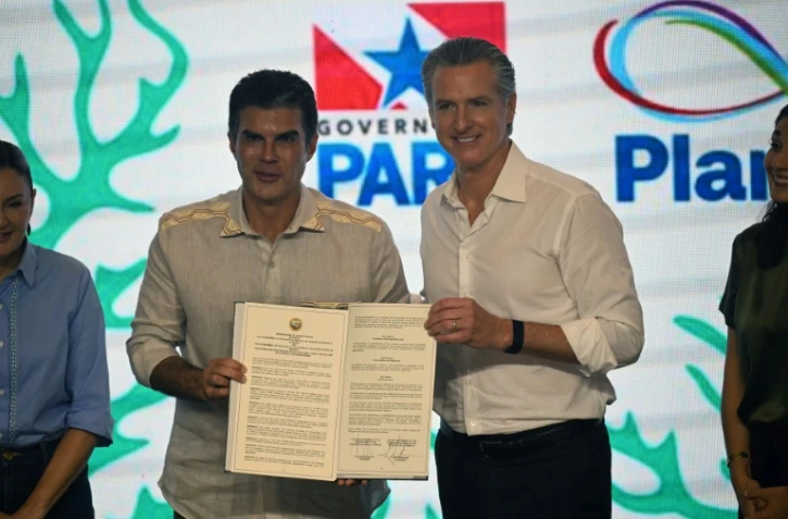 Le gouverneur de l'Etat brésilien du Para, Helder Barbalho (à gauche), et le gouverneur de Californie Gavin Newsom, à Belem au Brésil, le 11 novembre 2025. 