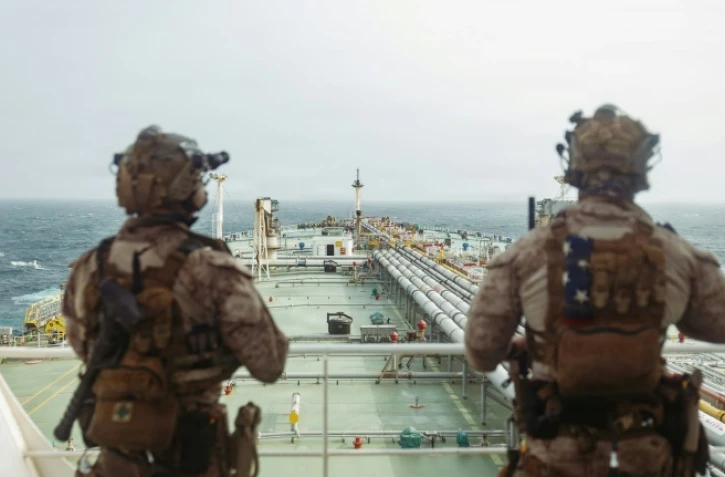 Une photo publiée par l'armée américaine montre une opération de contrôle sur un navire dans le golfe d'Oman le 16 juillet 2026