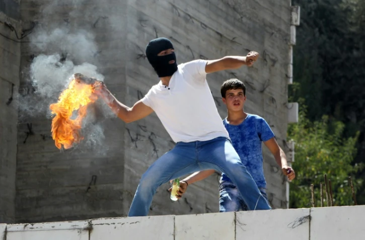 Un Palestinien lors de heurts avec les forces de sécurité israéliennes le 18 septembre 2015 à Hébron 