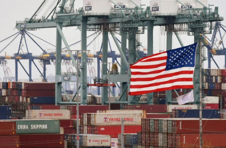 Un drapeau américain flotte sur le port de Long Beach, en Californie, où sont entreposés des conteneurs venus de Chine, le 14 mai 2019