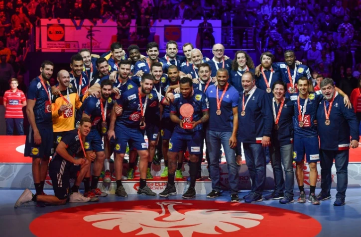 L'équipe de France et son entraîneur Didier Dinart médaillés de bronze à l'Euro 2018, à Zagreb, le 28 janvier