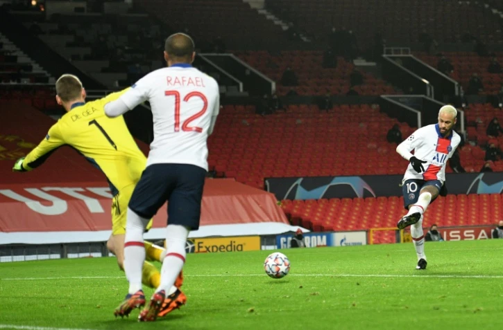 L'attaquant star Neymar bat de près David de Gea pour le 3e but du PSG contre Manchester United, battu à Old Trafford, le 2 décembre 2020
