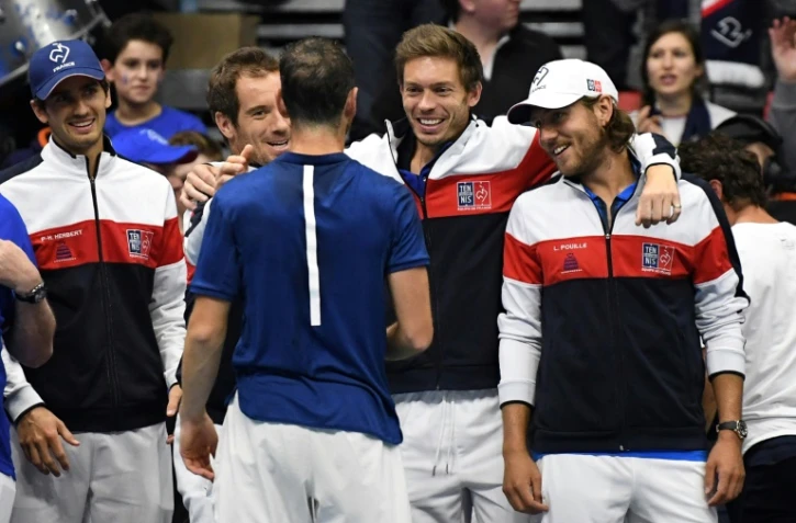 Lucas Pouille (d) pose avec ses équipiers de la Coupe Davis après le simple face aux Néerlandais Robin Haase, le 4 février 2018 à Albertville 