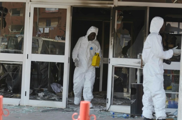 Des enquêteurs relèvent des indices après l'attaque contre l'hôtel Splendid, le 18 janvier 2016 à Ouagadougou  
