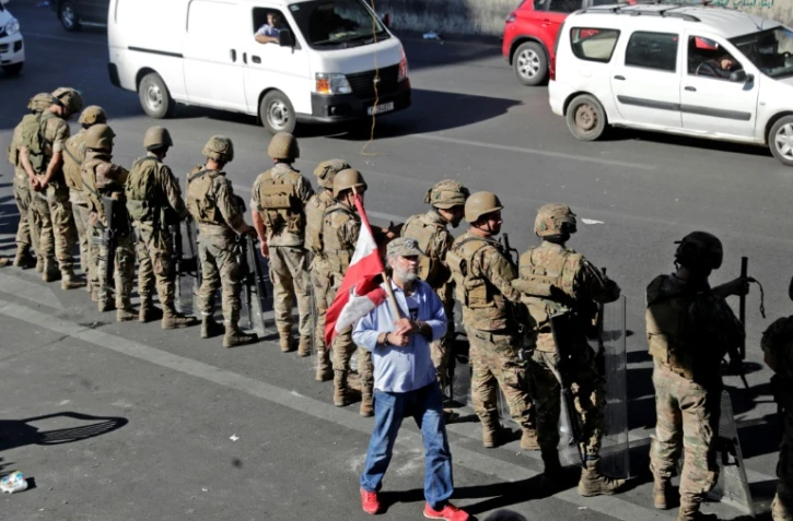 Des soldats libanais déployés pour ouvrir les routes fermés par des manifestants antigouvernementaux, le 30 octobre 2019 à Beyrouth