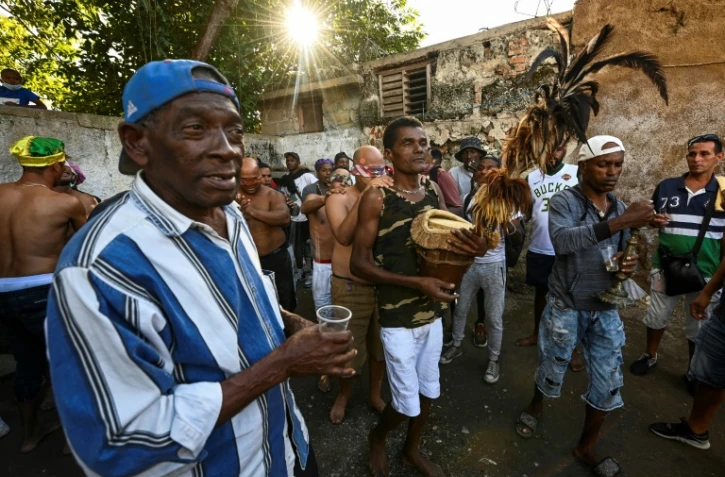 Un groupe de jeunes cubains participe à une cérémonie de serment du culte abakua, à Matanzas, à Cuba, le 26 décembre 2021