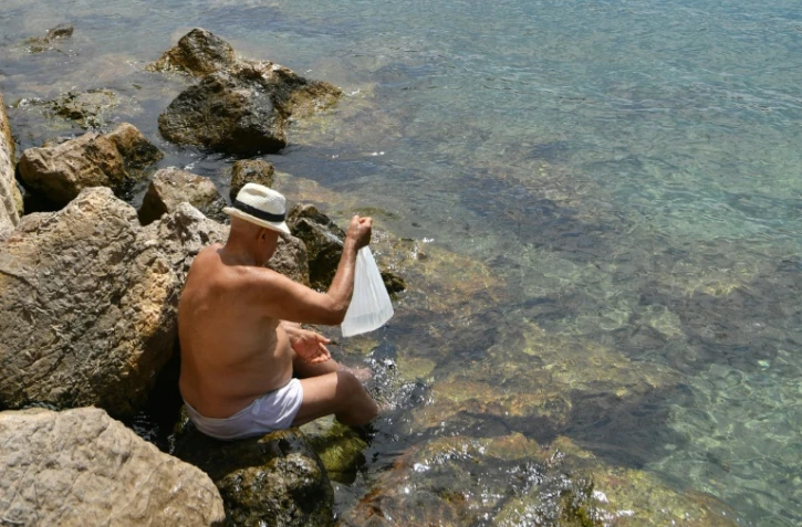 Un habitant de Marseille au bord de l'eau près du Vieux Port, le 2 août 2017