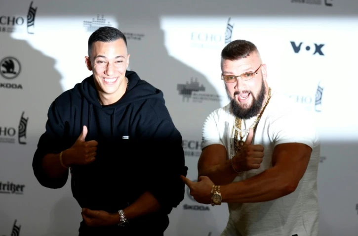 Les rappeurs allemands Kollegah et Farid Bang le 12 avril 2018 à Berlin lors de la cérémonie de remise des prix ECHO