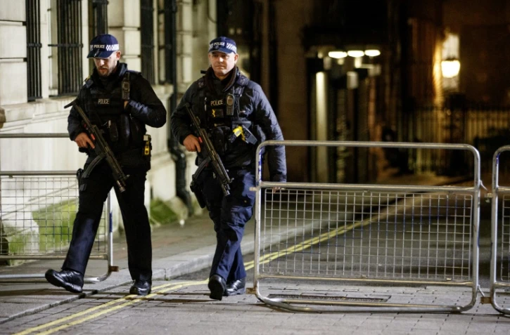 Des policiers patrouillent à Westminster avant les célébrations du Nouvel An, au centre de Londres le 31 décembre 2017