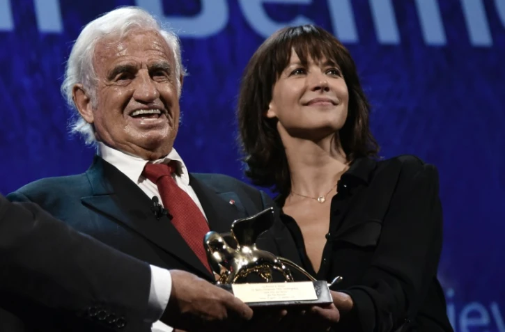 L'acteur français Jean-Paul Belmondo, accompagné de Sophie Marceau, reçoit un Lion d'or pour l'ensemble de sa carrière à la Mostra de Venise, le 9 septembre 2016