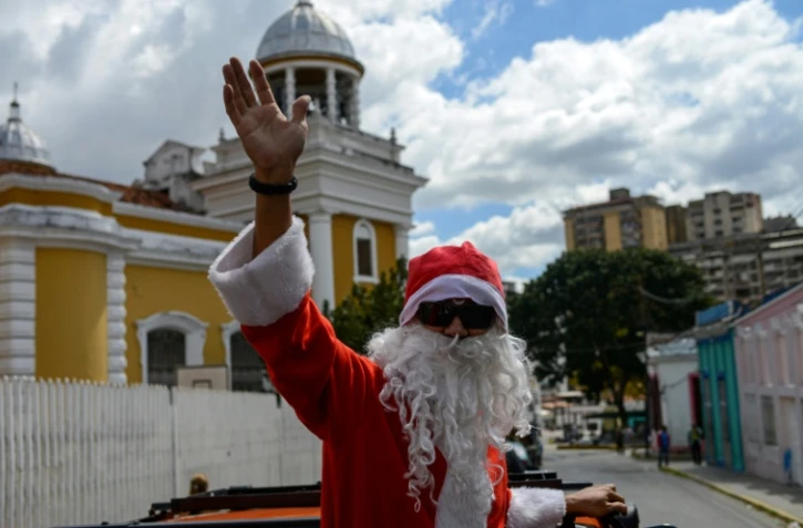 Un homme déguisé en Père Noël lors de l'opération "Santa en las calles" (le Père Noël dans la rue), le 16 décembre 2017 à Caracas, au Venezuela