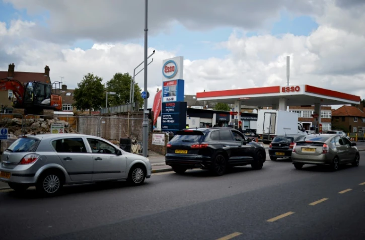 Des automobilistes font la queue devant une station-service, le 29 septembre 2021 à Leyton, dans l'est de Londres