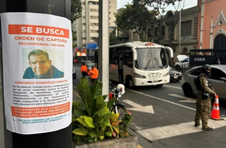 Un avis de recherche du chef de l'opposition Edmundo Gonzalez Urrutia dans une rue de Caracas, au Venezuela, le 6 janvier 2025