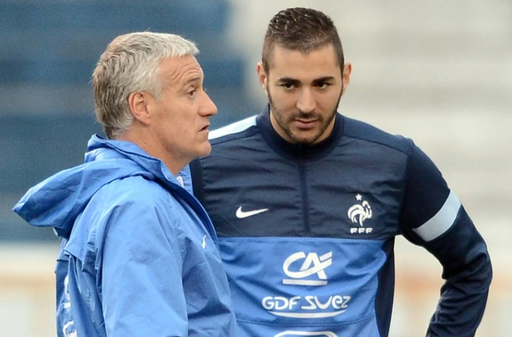 Le sélectionneur Didier Deschamps échange avec Karim Benzema lors d'une séance d'entraînement à Porto Alegre, le 6 juin 2013