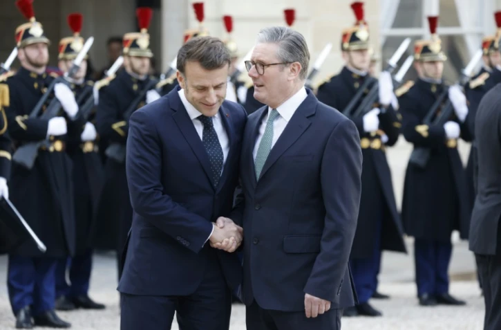 Le président français Emmanuel Macron accueille le Premier ministre britannique Keir Starmer le 17 février 2025 à Paris