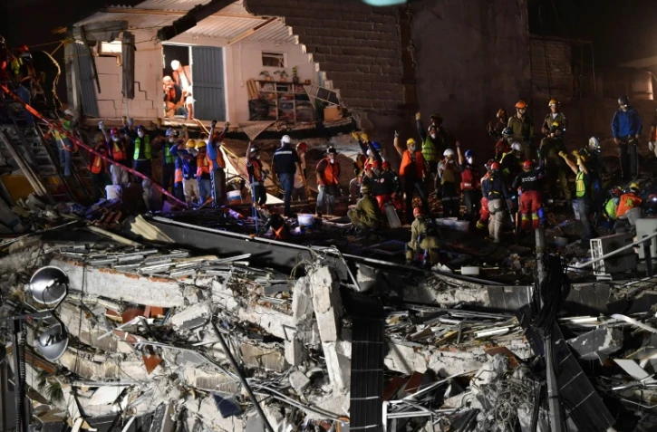 Recherche de survivants dans un immeuble effrondré de Mexico, le 22 septembre 2017 