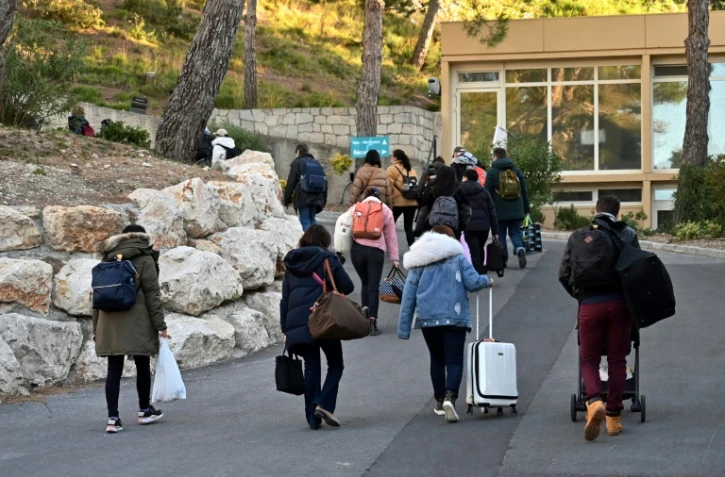 Des personnes évacuées de Wuhan, en Chine, et placés en quarantaine pendant 14 jours, quittent le centre de vacances de Carry-le-Rouet, le 14 février 2020 près de Marseille