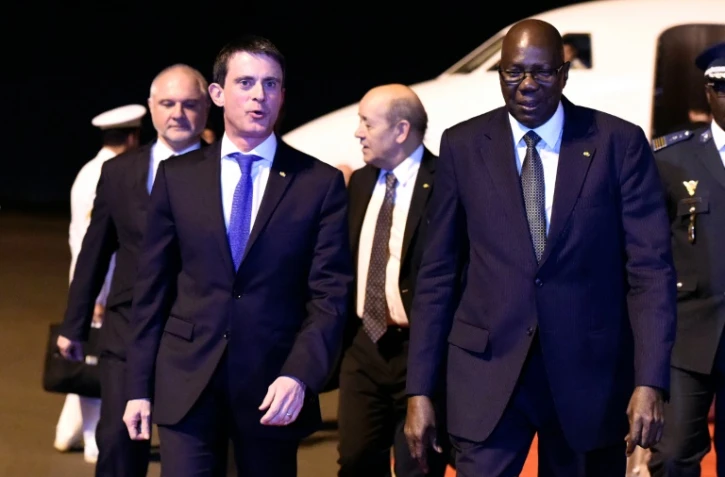 Le Premier ministre Manuel Valls et le ministre de la Défense Jean-Yves Le Drian accueillis par le Premier ministre Modibo Keita à leur arrivée le 18 février 2016 à Bamako