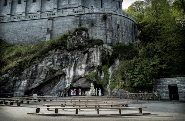 Messe de Pâques sans public et diffusée sur internet, le 20 avril 2020 au sanctuaire de Lourdes