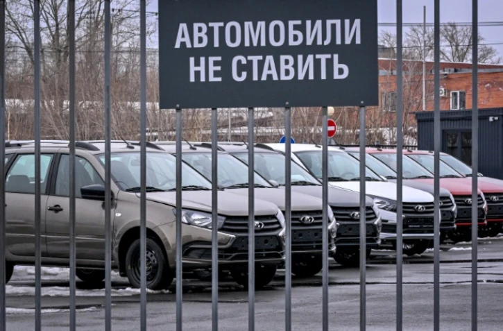 Des Lada garées chez un concessionnaire à Togliatti, en Russie, le 1er avril 2022