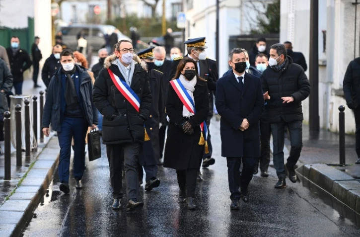 Les maires de Paris Anne Hidalgo (c) et du 11e arrondissement François Vauglin (g) avec le ministre de l'Intérieur Gérald Darmanin (d) pour rendre hommage aux victimes des attaques de Charlie Hebdo, à Paris le 7 janvier 2022
