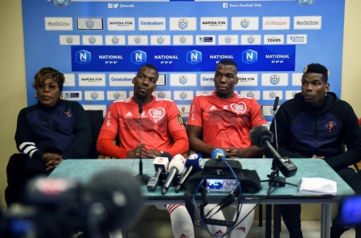 Les frères Pogba (de droite à gauche Paul, Florentin et Mathias) avec leur mère Yeo Moriba le 19 décembre 2019 à Tours à l'issue d'un match caritatif entre une équipe de France All Star et la Guinée