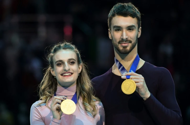 Gabriella Papadakis et Guillaume Cizeron posent avec leur médaille après avoir remporté le titre de champion d'Europe de danse sur glace, le 26 janvier 2019 à Minsk