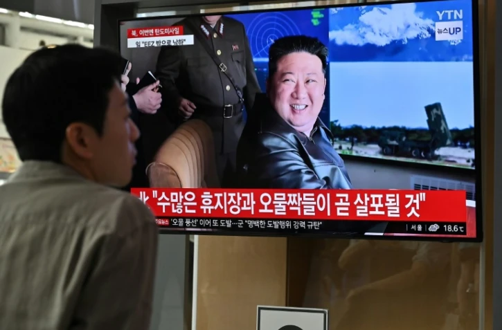 Un homme devant une télévision diffusant des images du dirigeant nord-coréen Kim Jong Un dans une gare de Séoul en Corée du Sud, le 30 mai 2024