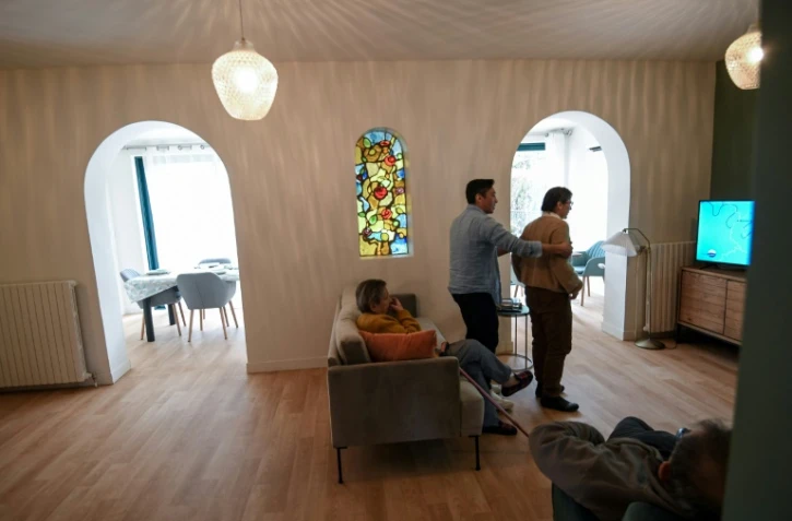 Une personne âgée atteinte de la maladie d'Alzheimer regarde la télévision dans une colocation à l'Haÿ-les-Roses,le 17 février 2022  