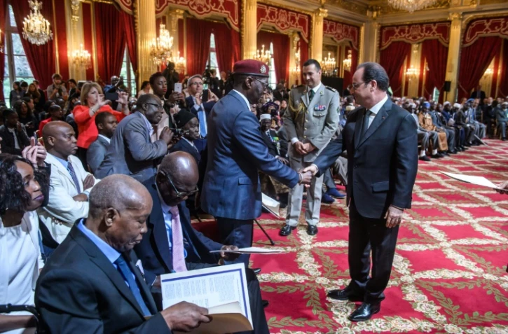 François Hollande (D) préside à l'Elysée une cérémonie de réintégration dans la nationalité française de 28 anciens tirailleurs sénégalais, le 15 avril 2017