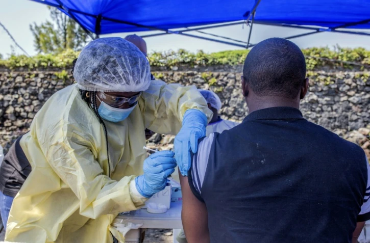 Un homme se fait vacciner contre Ebola dans un centre à Goma, le 15 juillet 2019