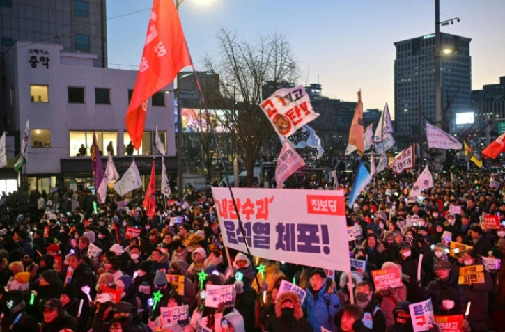 Des opposants au président sud-coréen déchu Yoon Suk Yeol manifestent lors d'un rassemblement à Séoul, le 11 janvier 2025