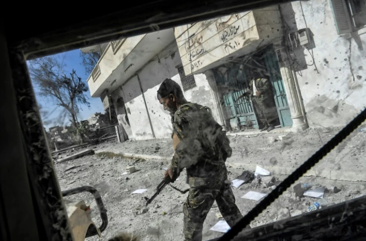 Des combattants des Forces démocratiques syriennes dans Raqa, le 5 octobre 2017