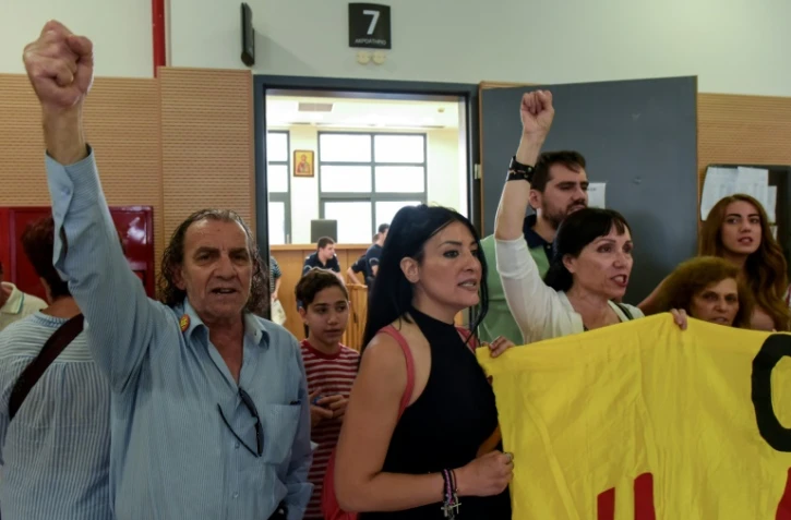 Des activistes anti-saisies bloquent des enchères judiciaires au Palais de justice d'Athènes, le 21 juin 2017 en Grèce