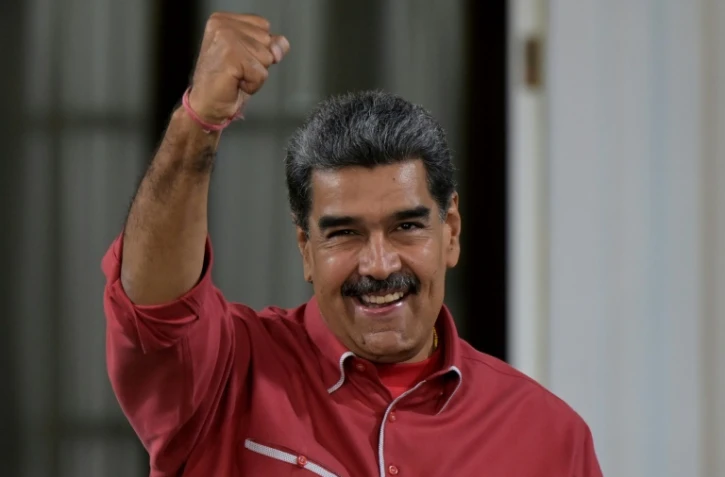 Le président du Venezuela Nicolas Maduro lève le poing en s'adressant à ses partisans depuis le palais présidentiel  à Caracas le 7 août 2024