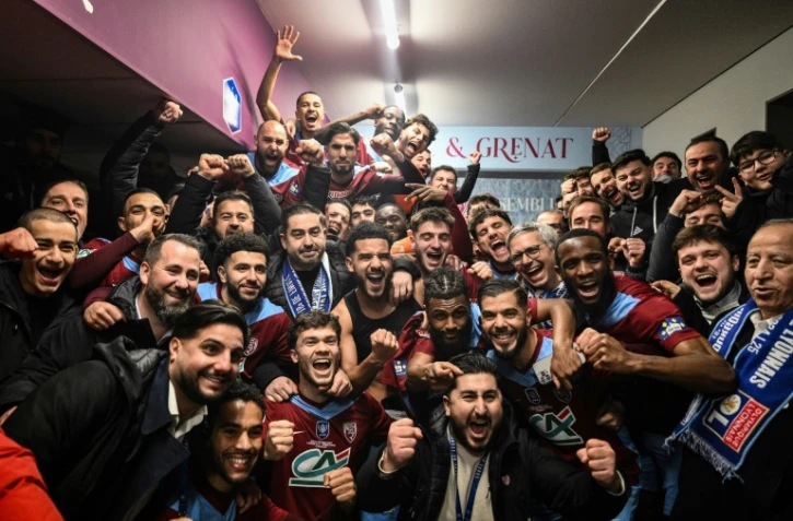 L'équipe de Bourgoin-Jallieu fête sa victoire dans les vestiaires contre Lyon en Coupe de France le 15 janvier 2025 dans le stade Pierre-Rajon de Bourgoin-Jallieu en France