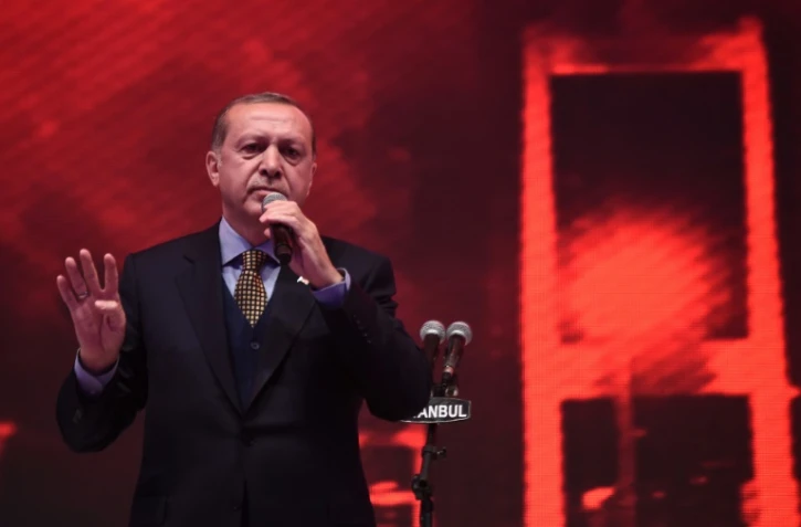 Le président turc Recep Tayyip Erdogan prononce un discours lors d'un rassemblement pour le "oui" au référendum constitutionnel turc, à Istanbul, le 12 avril 2017