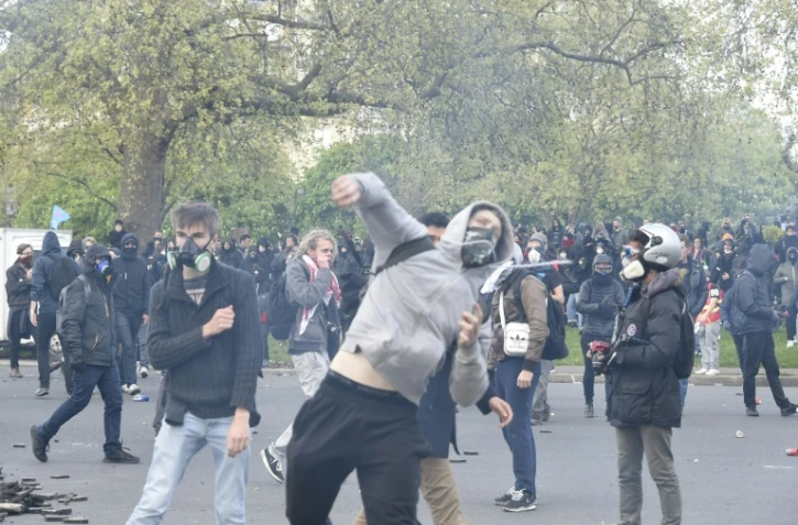 Heurts entre policiers et manifestants place de la Nation, à Paris, le 28 avril 2016