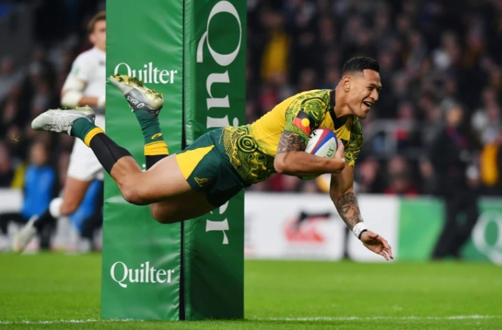 L'arrière vedette des Wallabies Israel Folau marque un essai lors du test-match contre l'Angleterre, le 24 novembre 2018 à Twickenham