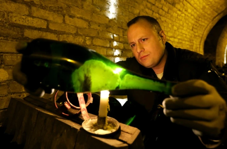 Un "remueur" retourne  à la main des bouteilles de cuvées plus prestigieuses le 20 avril 2016 à Reims