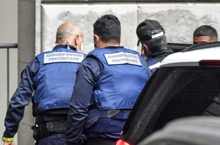 Arrivée de Nordahl Lelandais (2e d, casquette) sous escorte au tribunal de Chambéry, le 7 mai 2021
