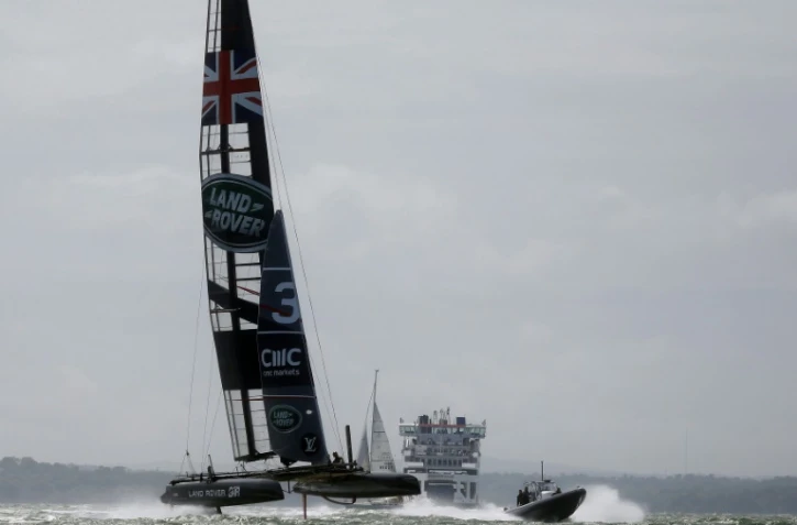 Le skipper britannique Ben Ainslie à la barre de Land Rover BAR lors d'une sortie d'entraînement au large de Portsmouth, le 20 mai 2016 