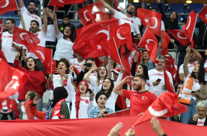 Des supporters et surpportices de la Turquie avant le match contre la France, le 14 octobre 2019 au Stade de France