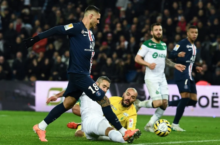 L'attaquant argentin du PSG Mauro Icardi (g) auteur d'un triplé contre Saint-Etienne en quart de finale de la Coupe de la Ligue, le 8 janvier 2020 au Parc des Princes